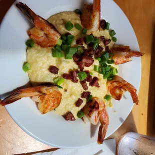 Shrimp and grits (too salty and cheesy for me)