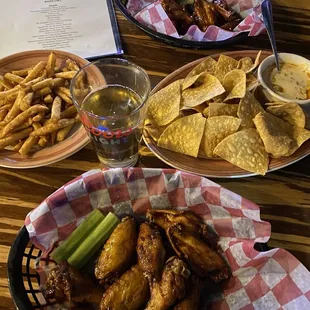 Wings + fries + cheese dip (chorizo) + cider