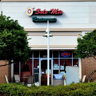 Oct 2021: Exterior Pic 1 of 4-- located a few doors down from a Publix