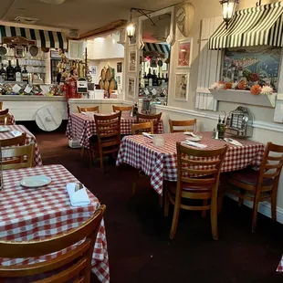 Front dining room (right side)