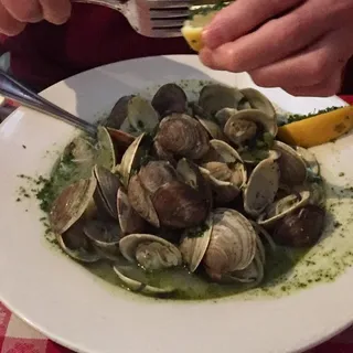 Fresh Clams Over Linguini