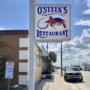 Love this spot for their fried shrimp in #StAugustine. Friendly staff. CASH only.  Do G(･‿･) early to beat the long wait.