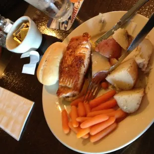 A great piece of Salmon, a very well balanced meal! Kudos to the chef!!