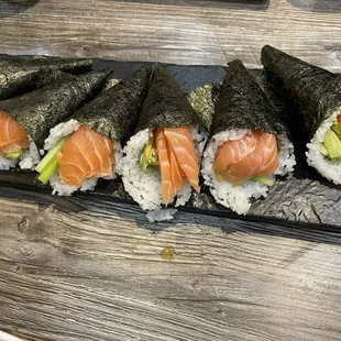 Salmon handroll