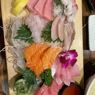 'O SUSHI' Sashimi Special (Medium)