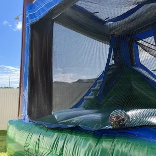 Inflatable bounce house