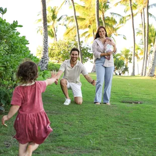 Family photo shoot Ko'olina lagoons Aulani Disney Resort