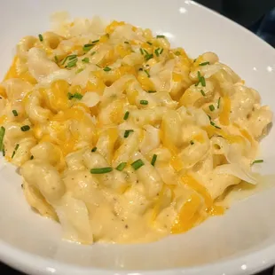 a plate of macaroni and cheese