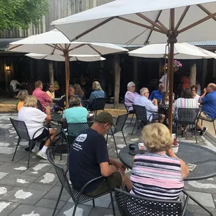 Live music and great weather on the patio in Jimberg