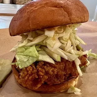 Nashville Hot Chicken Sándwich with apple cabbage slaw and sriracha honey! Juicy!!!