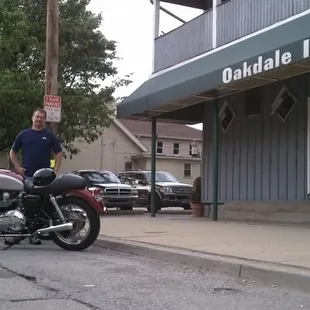 Nice Bonneville Trumpet outside the inn on a wing-nite!