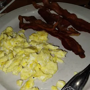 Scrambles eggs and bacon