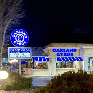 the outside of a restaurant at night