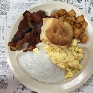 a plate of breakfast food