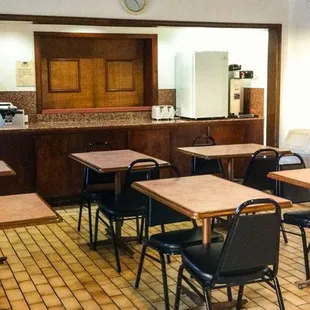 MH OaktreeInnAndSuites OklahomaCity OK Property BreakfastArea