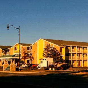 MH OaktreeInnAndSuites OklahomaCity OK Property Exterior