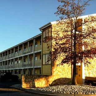 MH OaktreeInnAndSuites OklahomaCity OK Property Exterior