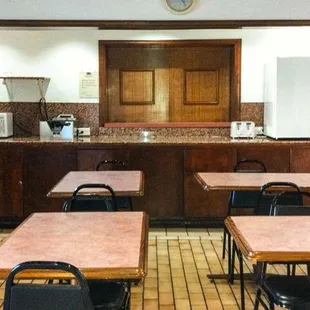 MH OaktreeInnAndSuites OklahomaCity OK Property BreakfastArea