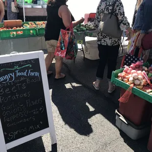  people shopping for produce