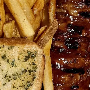 Wonderful ribs n fries - garlic toast is standard and pretty good too.