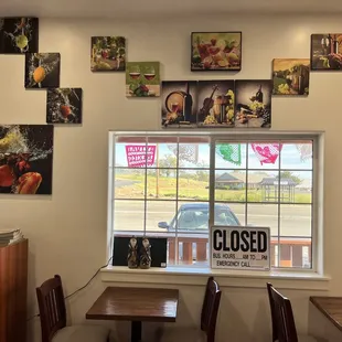 a closed sign in a restaurant window