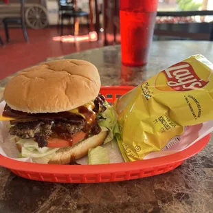 Cowboy burger with chips