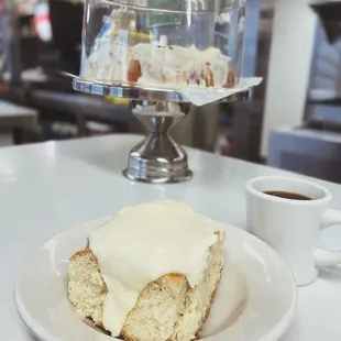 Cinnamon roll with coffee