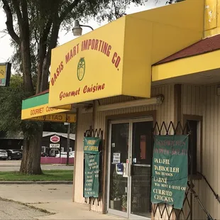 the outside of a restaurant