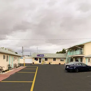 MH OasisInnSuites Ridgecrest CA Property Exterior