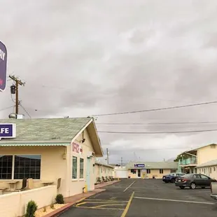 MH OasisInnSuites Ridgecrest CA Property Exterior
