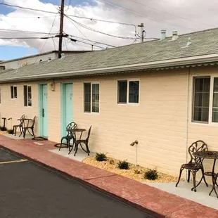 MH OasisInnSuites Ridgecrest CA Property Exterior