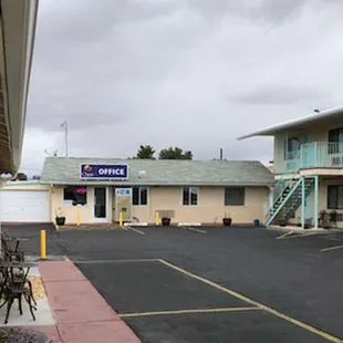 MH OasisInnSuites Ridgecrest CA Property Exterior