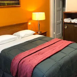 MH OasisInnSuites Ridgecrest CA Guestroom Queen