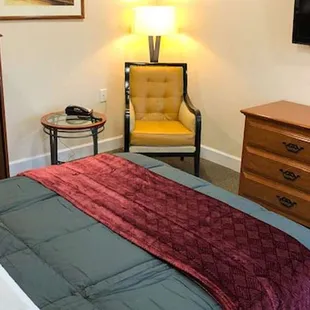 MH OasisInnSuites Ridgecrest CA Guestroom Queen