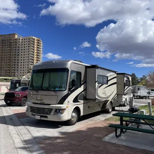 30' Fleetwood Bounder towing Ram 1500 fit on "Deluxe Pull Thru Full Hook up" spot. Site 313.