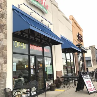 the outside of the restaurant