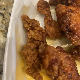 a tray of fried chicken wings