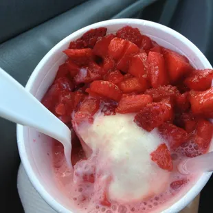 Small strawberry raspado with vanilla ice cream