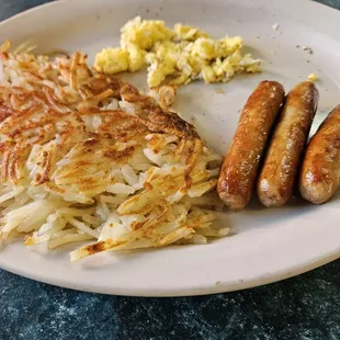 Hash browns, sausage links and scrambled eggs with toast.