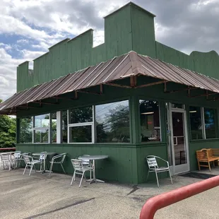 the outside of the restaurant