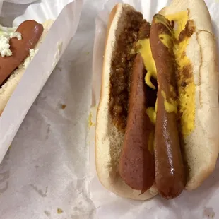 Hotdog mustard chili