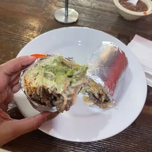 Asada y camarón burrito con queso y crema