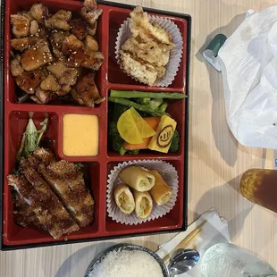 Great service, delicious food! Very cute place, will be coming more. Amazing fruit tea as well