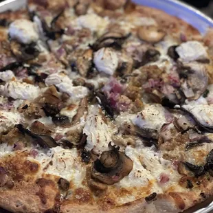 Mushroom pizza with ricotta