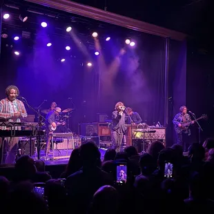 So many phones in the crowd