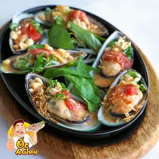 a platter of steamed clams