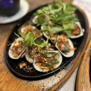 grilled cherrystone clams with buttered green onions - sò dương nướng mỡ hành