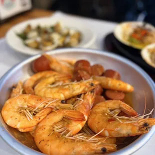 1 lb Shrimp w/ garlic butter fuego sauce | $15.50 + $3.99 sausages (medium spice level = HOT!!!)
