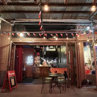 the outside of a restaurant