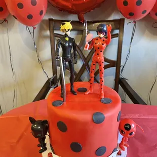 Red velvet cake with cookies &amp; cream filling